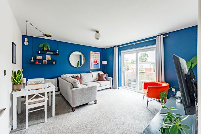 2 Bedroom Flat For Sale In Foxboro Road, Redhill, RH1