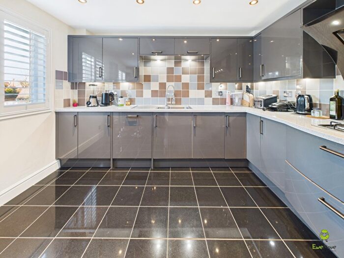 5 Bedroom Town House For Sale In Pinewood Place, Dartford, Kent, DA2