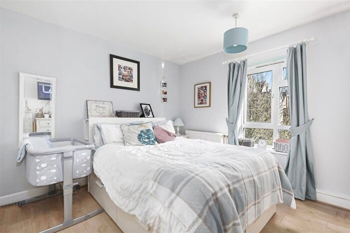 2 Bedroom Flat For Sale In Connaught Road, Stroud Green, N4