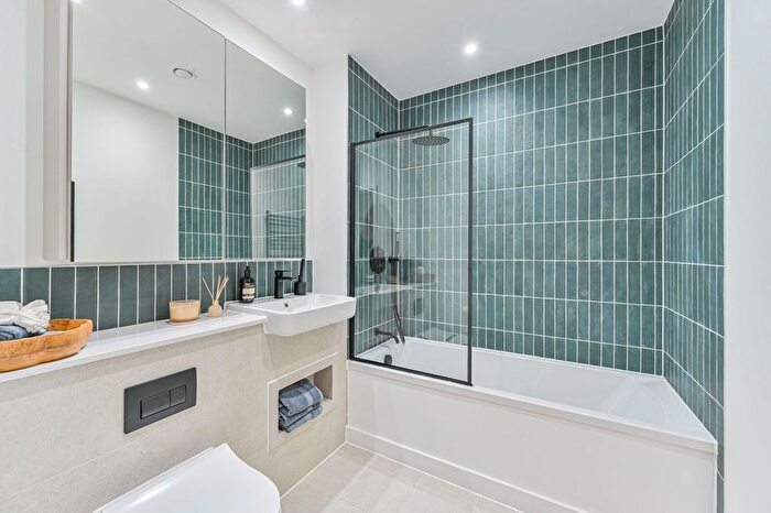 3 Bedroom Houseboat For Sale In Trinity Park, Woolwich, London, SE18