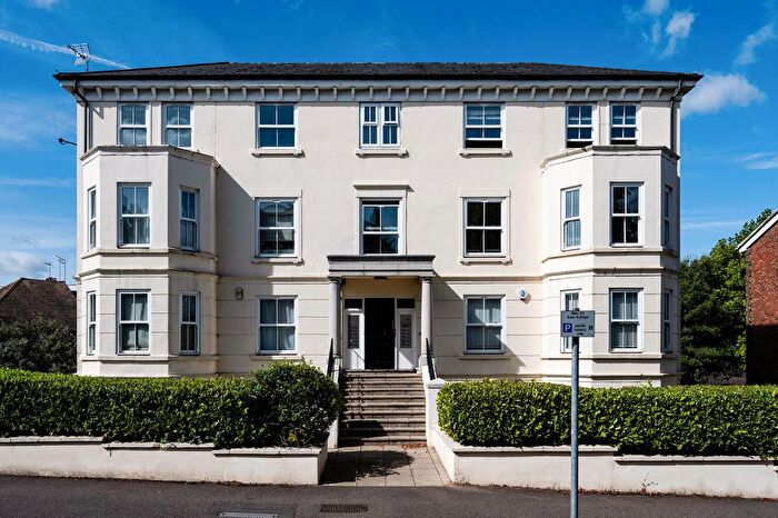 2 Bedroom Flat To Rent In Avenue Elmers, Surbiton, KT6