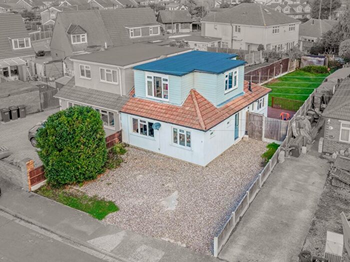 3 Bedroom Semi Detached House For Sale In Chancel Close, Benfleet, SS7