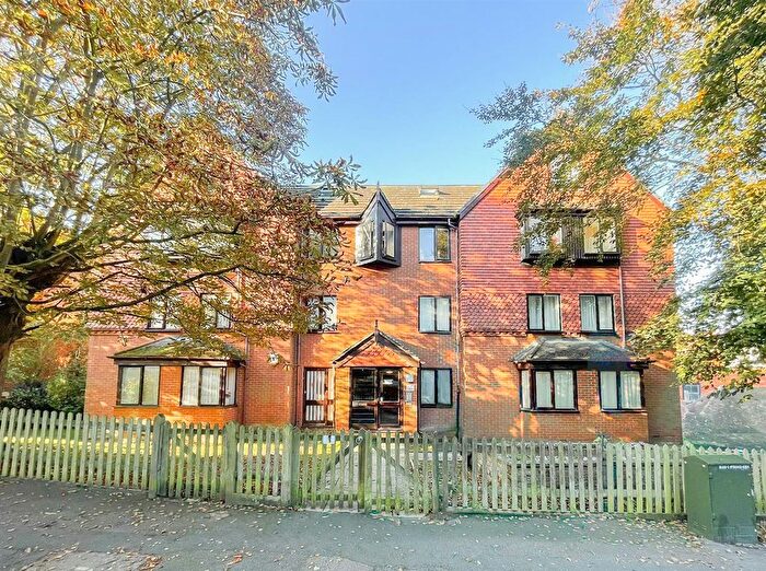 2 Bedroom Flat To Rent In De Cham Road, St. Leonards, TN37