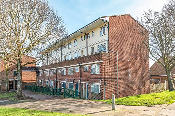3 Bedroom Maisonette For Sale In Trowbridge Road, Romford, RM3