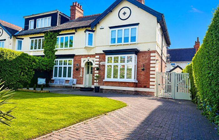 5 Bedroom Semi Detached House For Sale In Welholme Avenue, Grimsby, DN32