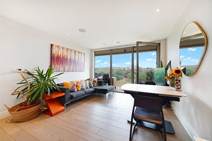 Studio To Rent In Espalier Gardens, London, NW6