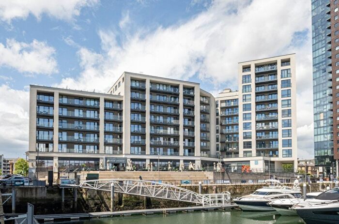2 Bedroom Flat To Rent In Maritime Walk, Ocean Village, Southampton, SO14