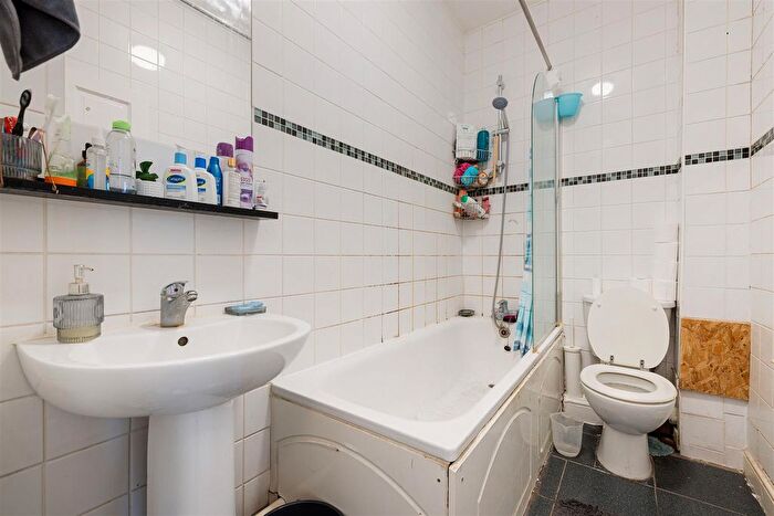 2 Bedroom Flat To Rent In High Road Leytonstone, Leytonstone, E11