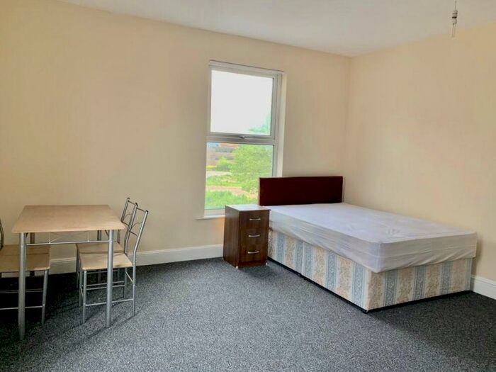 Apartment To Rent In Wollaton Road, Nottingham, NG8