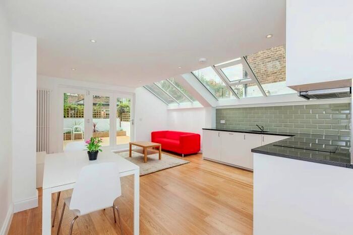 2 Bedroom Flat To Rent In Percy Road, Shepherds Bush, London, W12