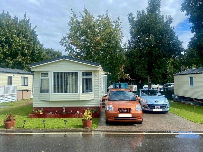 2 Bedroom Mobile/park Home For Sale In Lemonford Caravan Park, Bickington, Newton Abbot, TQ12