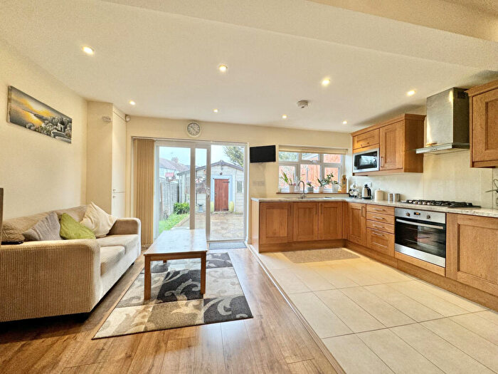 3 Bedroom Terraced House To Rent In New Park Avenue, Palmers Green, N13