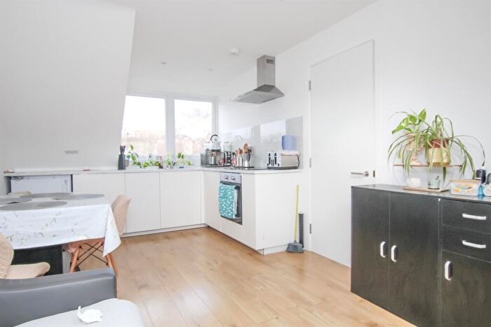 1 Bedroom Flat To Rent In Victoria Road, Hendon, NW4