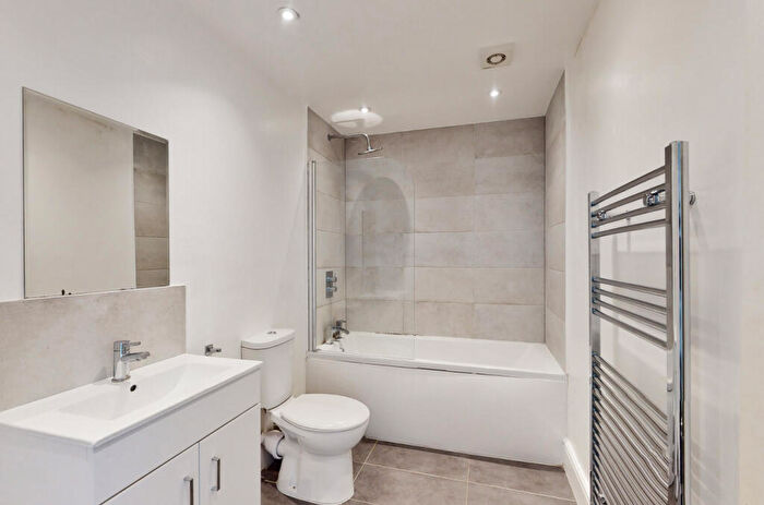 2 Bedroom Apartment To Rent In Lower Bristol Road, BA2