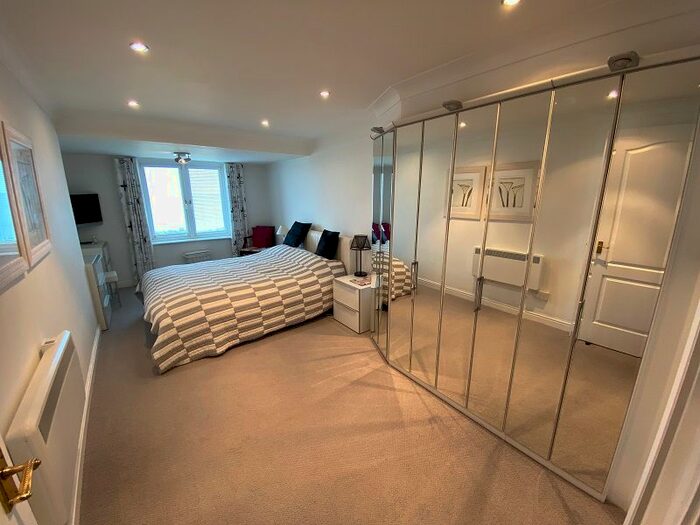2 Bedroom Flat To Rent In Caswell Bay Court, Caswell, SA3