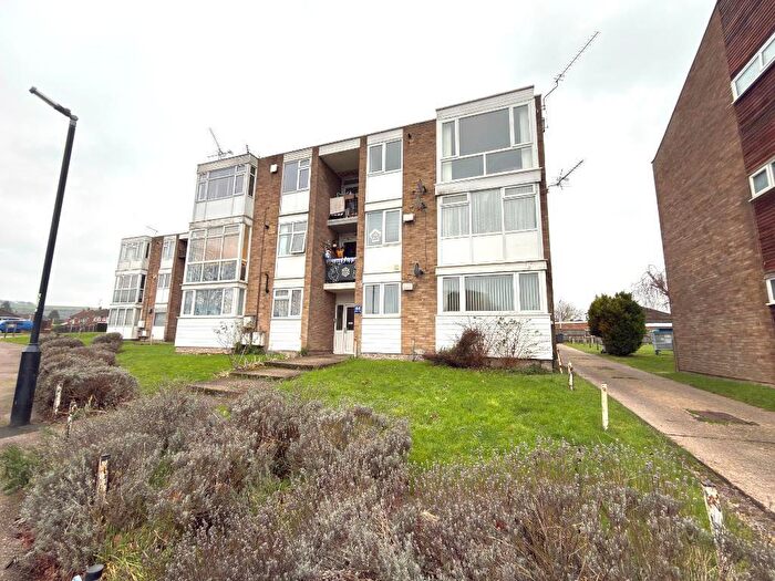 2 Bedroom Flat For Sale In Duncombe Drive, Dunstable, Bedfordshire, LU5