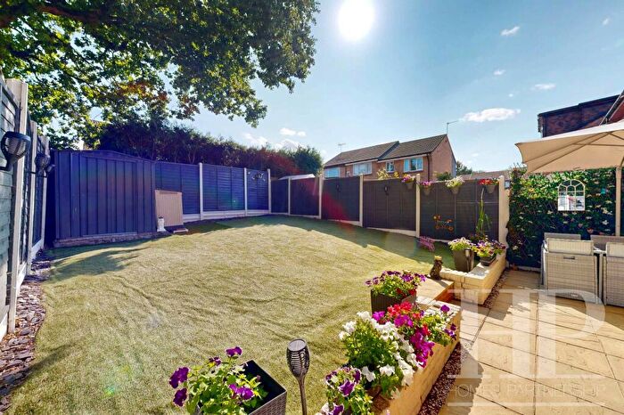 3 Bedroom End Of Terrace House For Sale In Capsey Road, Ifield, RH11