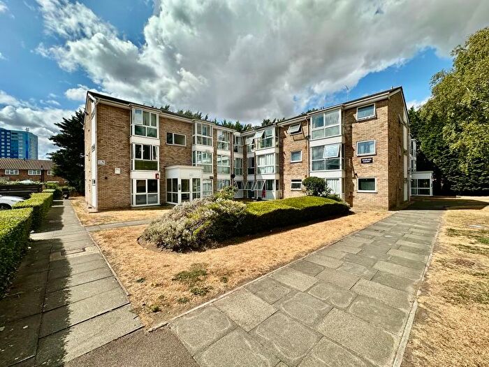 2 Bedroom Flat For Sale In Vincent Road, Luton, LU4