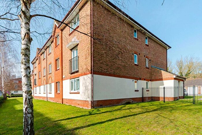 2 Bedroom Flat For Sale In Lindisfarne Gardens, Maidstone, Kent, ME16