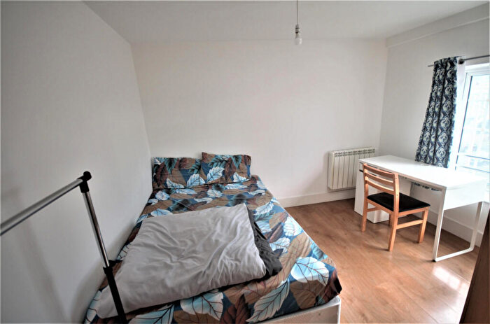 2 Bedroom Flat To Rent In Barkingside, IG6