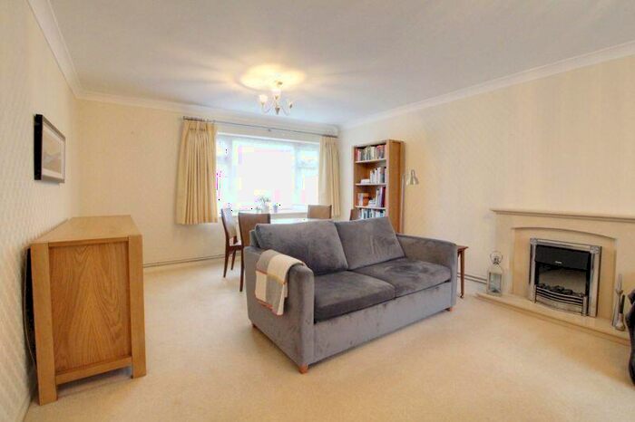2 Bedroom Flat For Sale In Lambs Close, Cuffley, EN6