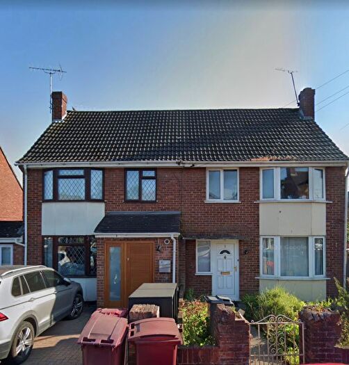 4 Bedroom Semi-Detached House To Rent In Ivydene Road, Reading, RG30