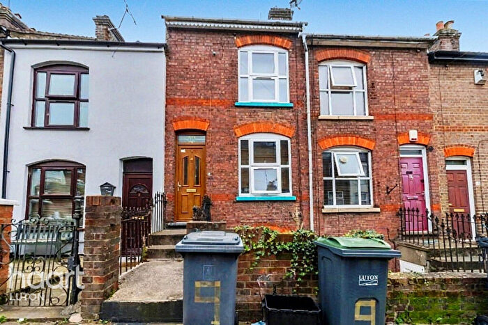 4 Bedroom Terraced House For Sale In Winsdon Road, Luton, LU1
