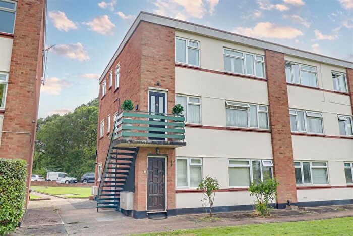 2 Bedroom Maisonette For Sale In Arterial Road, Leigh-on-Sea, SS9