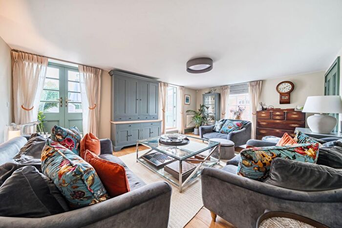 3 Bedroom Flat For Sale In Adams Walk, Midhurst, GU29