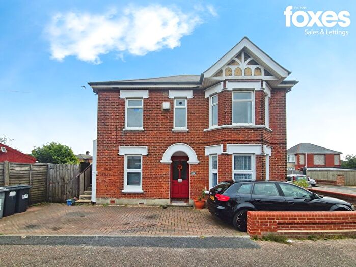 2 Bedroom Flat For Sale In Muscliffe Road, Bournemouth, Dorset, BH9