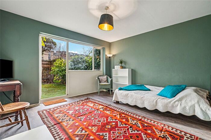 Studio To Rent In St. Andrews Square, London, W11