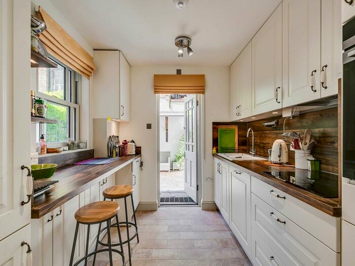 3 Bedroom Flat To Rent In Wilmington Square, London, WC1X