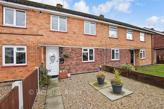 2 Bedroom Ground Maisonette For Sale In Roseberry Gardens, Upminster, Essex, RM14