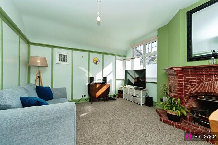 2 Bedroom Maisonette For Sale In Buck Lane, Kingsbury, NW9