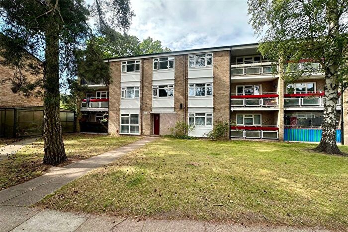 2 Bedroom Flat For Sale In Harmans Water Road, Bracknell, Berkshire, RG12
