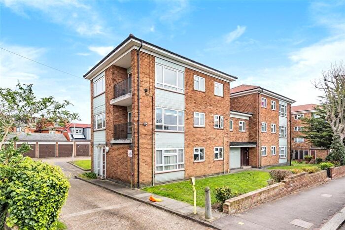2 Bedroom Apartment To Rent In Dale Court, Grove Hill, South Woodford, ., E18
