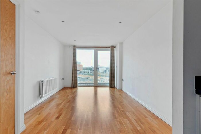 2 Bedroom Flat To Rent In Viridian Apartments, Battersea Park Road, Nine Elms, London, SW8