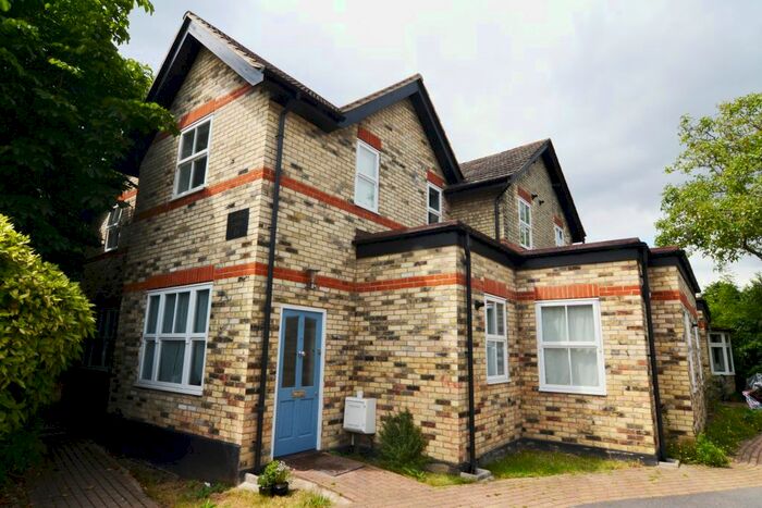 1 Bedroom Flat To Rent In B Queens Road, Hampton, TW12