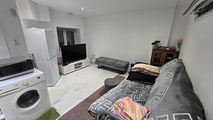 1 Bedroom Flat To Rent In Ilfracombe Gardens, Goodmayes, RM6