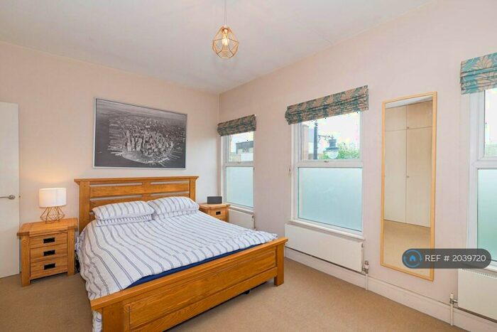 2 Bedroom Maisonette To Rent In St. Johns Hill, London, SW11