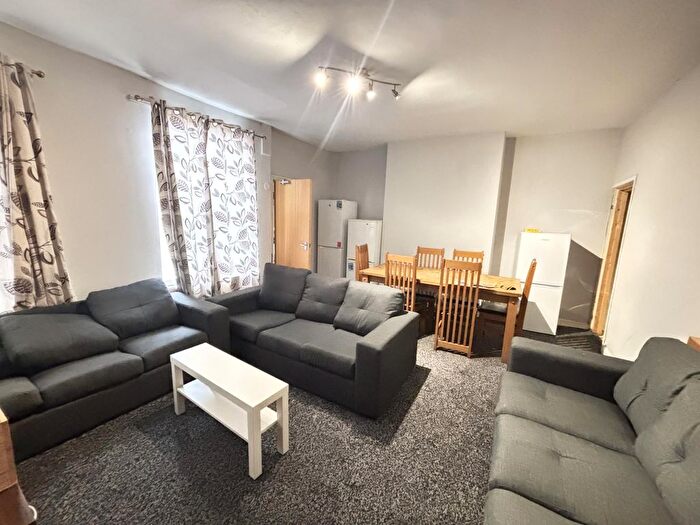 6 Bedroom Semi-Detached House To Rent In Regent Terrace, Leeds, LS6