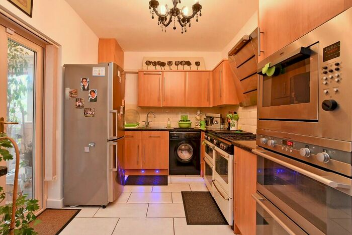 3 Bedroom Semi-Detached House To Rent In Heeley Bank Road, Sheffield, S2