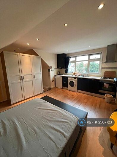 Studio To Rent In Park Road, London, NW4