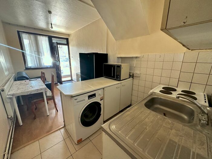 2 Bedroom Flat To Rent In The Glen, Southall, UB2