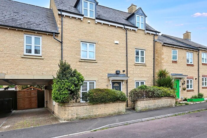 4 Bedroom Semi-Detached House For Sale In Cherry Tree Way, Carterton, OX18