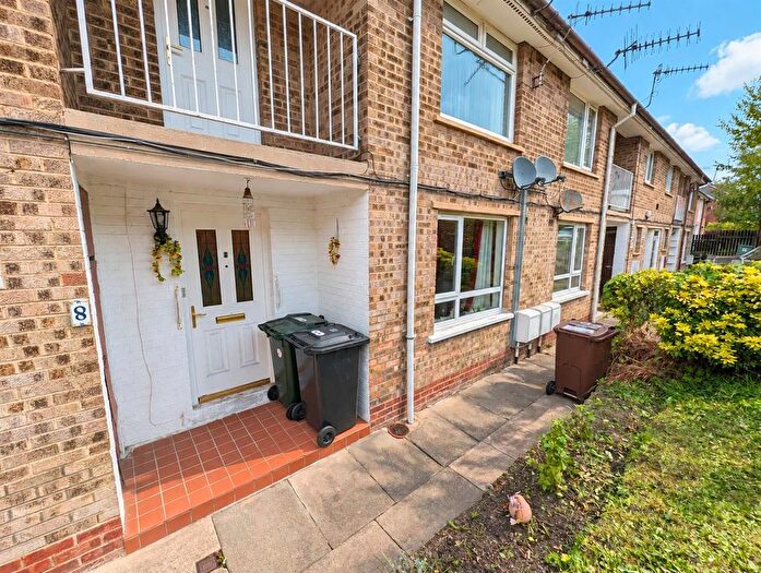 1 Bedroom Flat For Sale In Woodside, Shipley, BD18