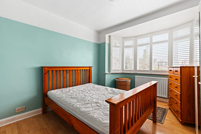 3 Bedroom Flat To Rent In Holmesdale Close, SE25