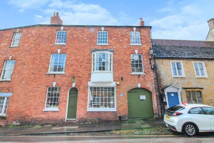 3 Bedroom Flat To Rent In Top Floor Flat The Music House, The Green, Sherborne, DT9