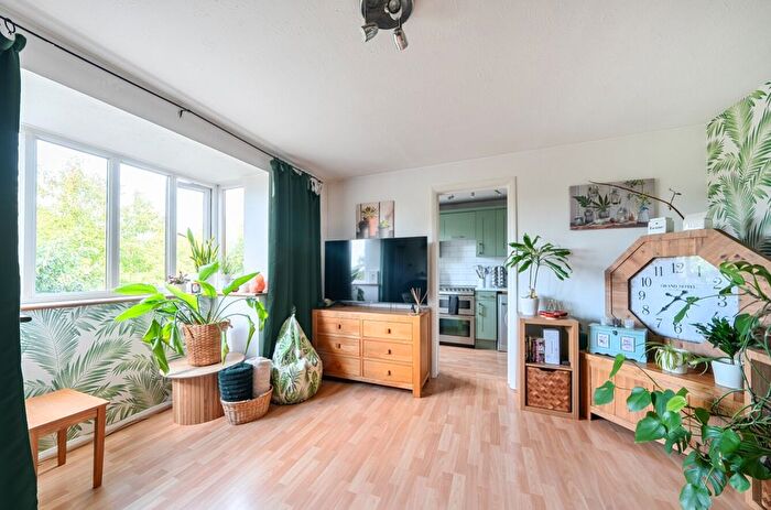1 Bedroom Flat For Sale In Chalkstone Close, Welling, Kent, DA16