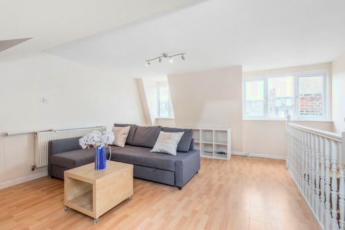 3 Bedroom Flat To Rent In Broughton Road, London, SW6